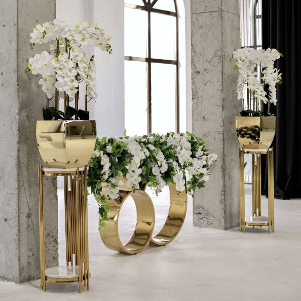 Свадебная консоль с готовой цветочной композицией