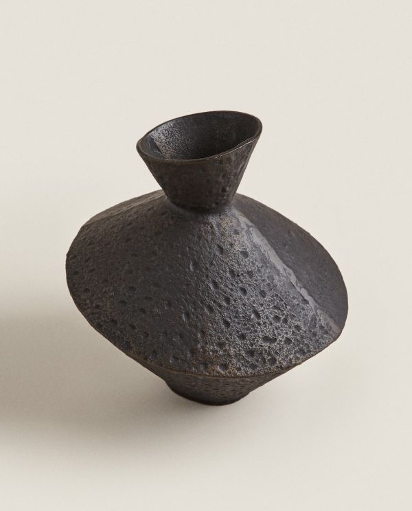 Ваза из темного металла, 23 см